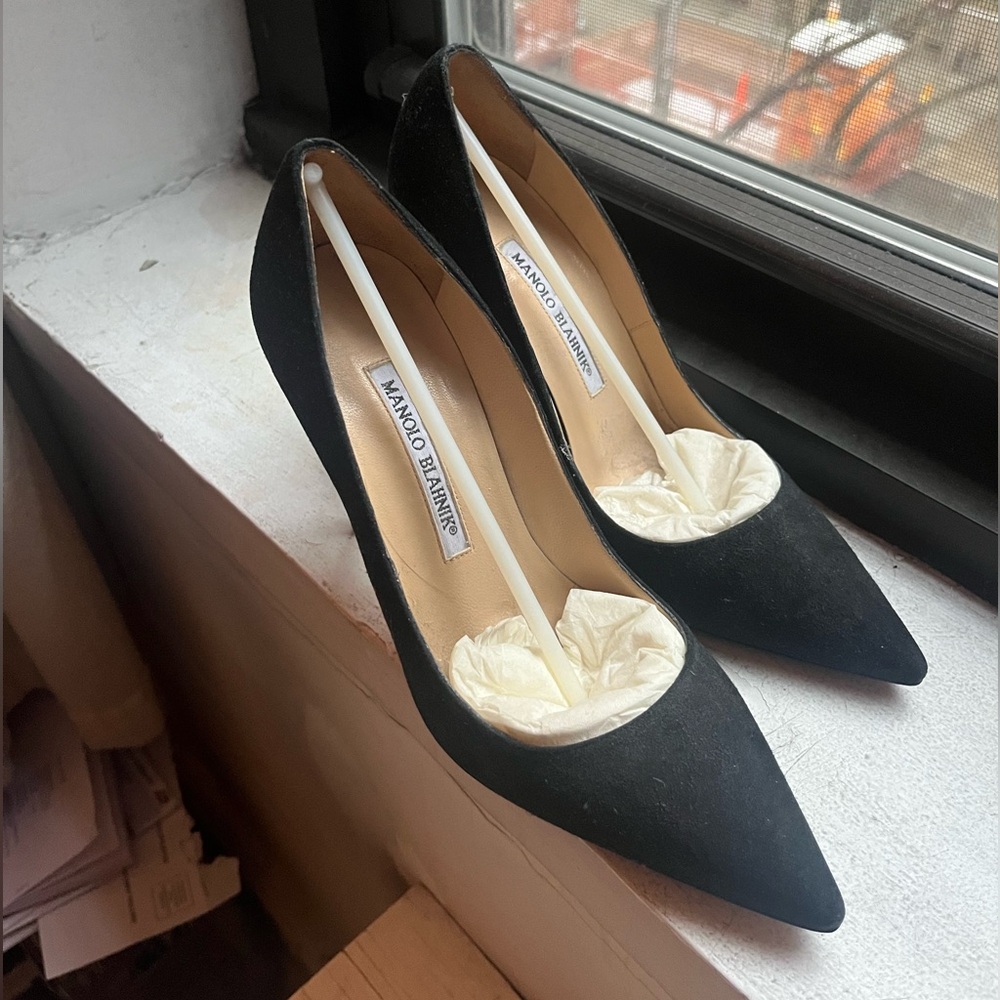 NWOT Manolo Blahnik black suede BB pumps size 36.5!